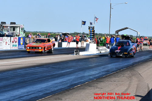 Jeff Cameron - 'Jake's Speed Shop' (right lane) 
vs Chris Schneider - 'Brutus' (left lane)